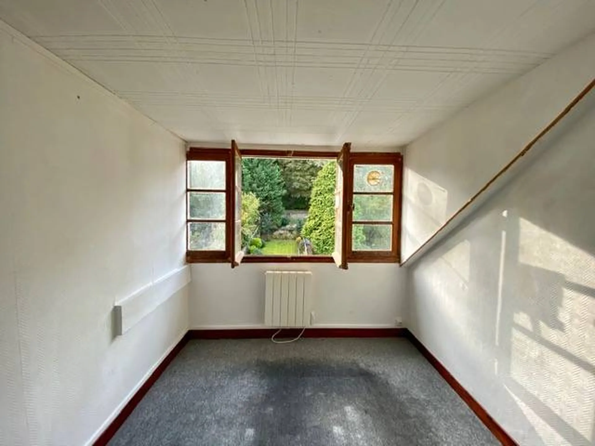 A vendre appartement 2 pièces offrant une vue sur la ville et les toits de Dieppe.