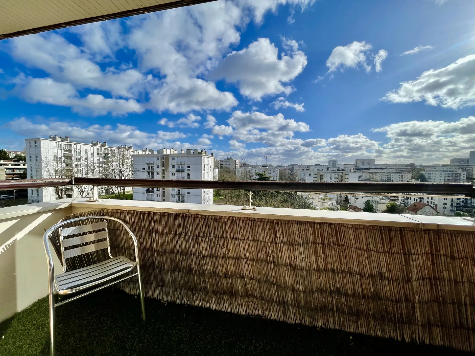 à vendre appartement  avec un espace atypique à vendre dans une résidence de standing à Rueil Malmaison avec terrasse et double parking