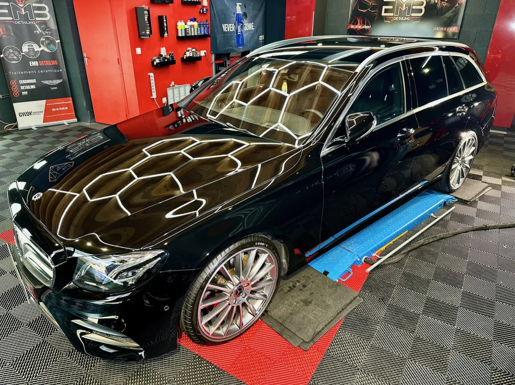 Mercedes E400 – Préparation esthétique haut de gamme & traitement céramique professionnel à Lyon et alentours 