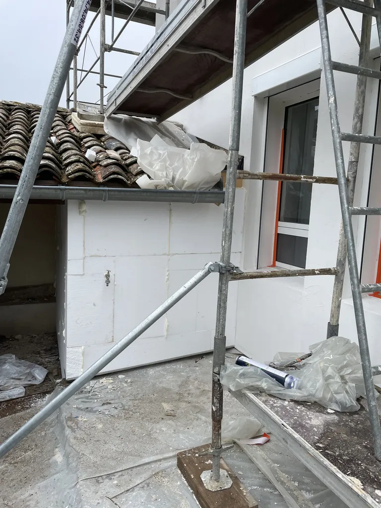 Préparation de la façade avant application de l’enduit dans le cadre de travaux d’isolation thermique par l’extérieur à Belleville-en-Beaujolais (Rhône 69)