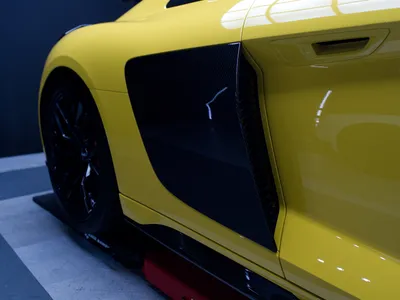 Application du film de protection carrosserie XPEL sur Audi R8 Performance.