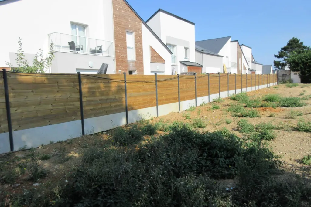 Pose d'une clôture séparative en bois et métal au Havre 76