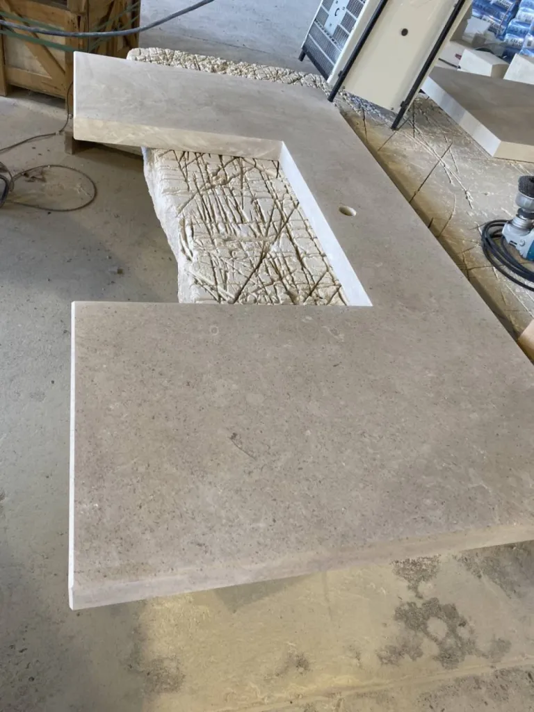 Tailleur de pierre pour plan de travail proche Bordeaux