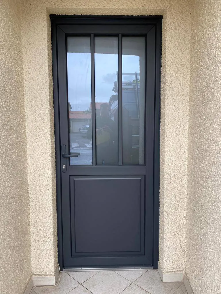 Mérignac installation d'une porte d'entrée PVC style verrière d'atelier pour le côté moderne sur Mérignac