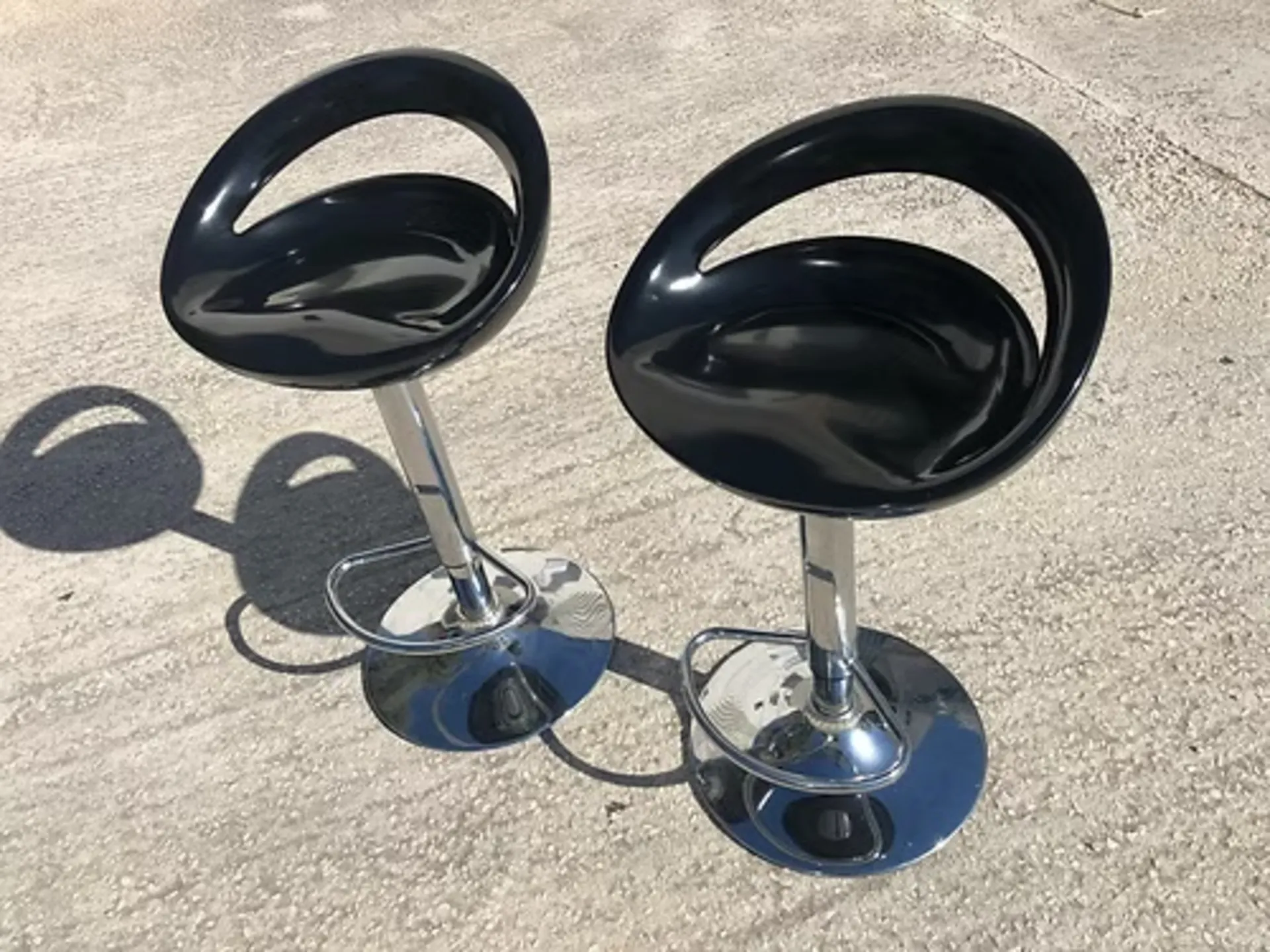 LOT DE 2 CHAISES DE BAR NOIRE PLASTIQUE