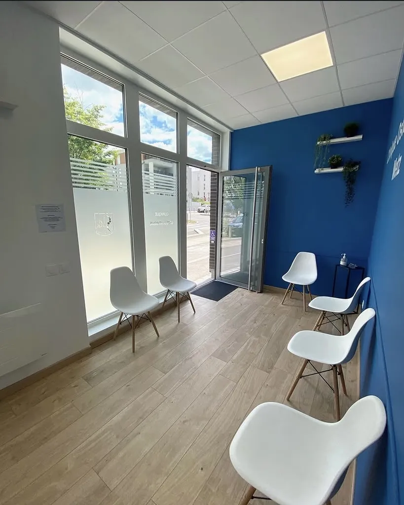 Film dépoli aspect sablé avec découpe de logo pour décoration et discrétion de salle d'attente