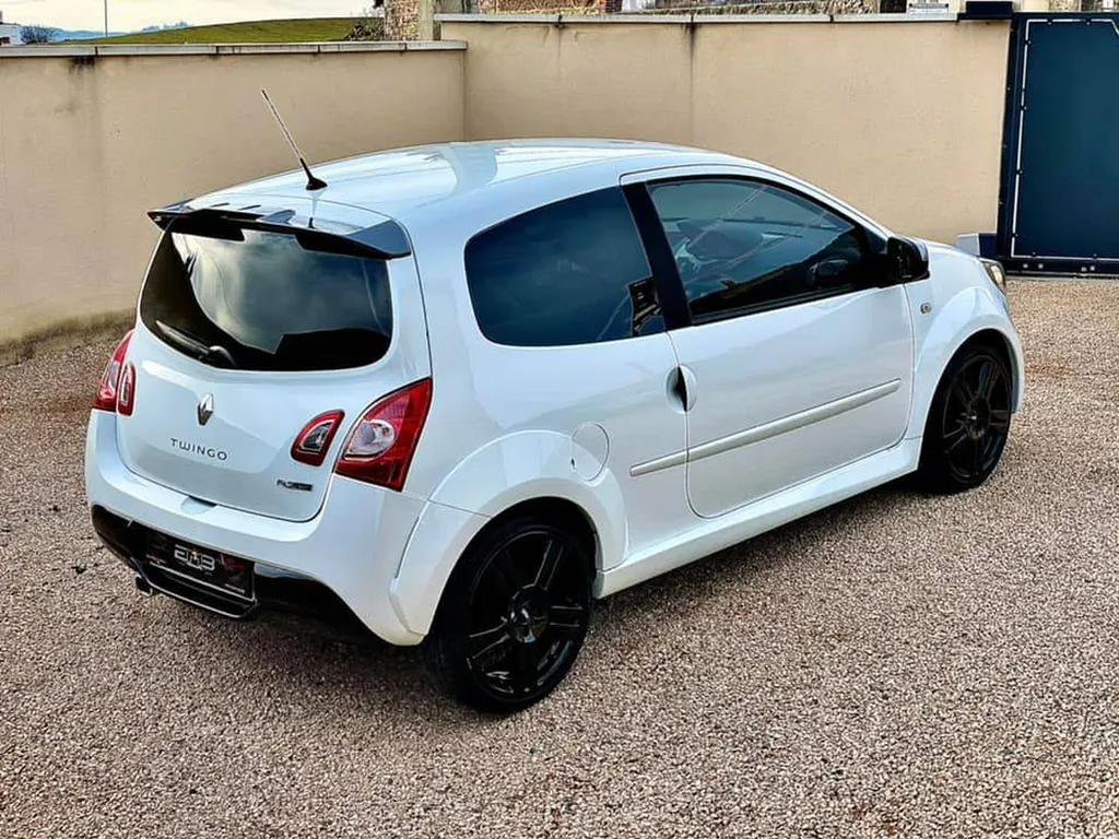 Rénovation de carrosserie avec polissage complet et traitement céramique d’une Renault Twingo RS à Lyon en Rhône Alpes
