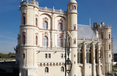 En exclusivité dans notre agence, location studio au calme en plein coeur du quartier historique de Saint Germain en Laye