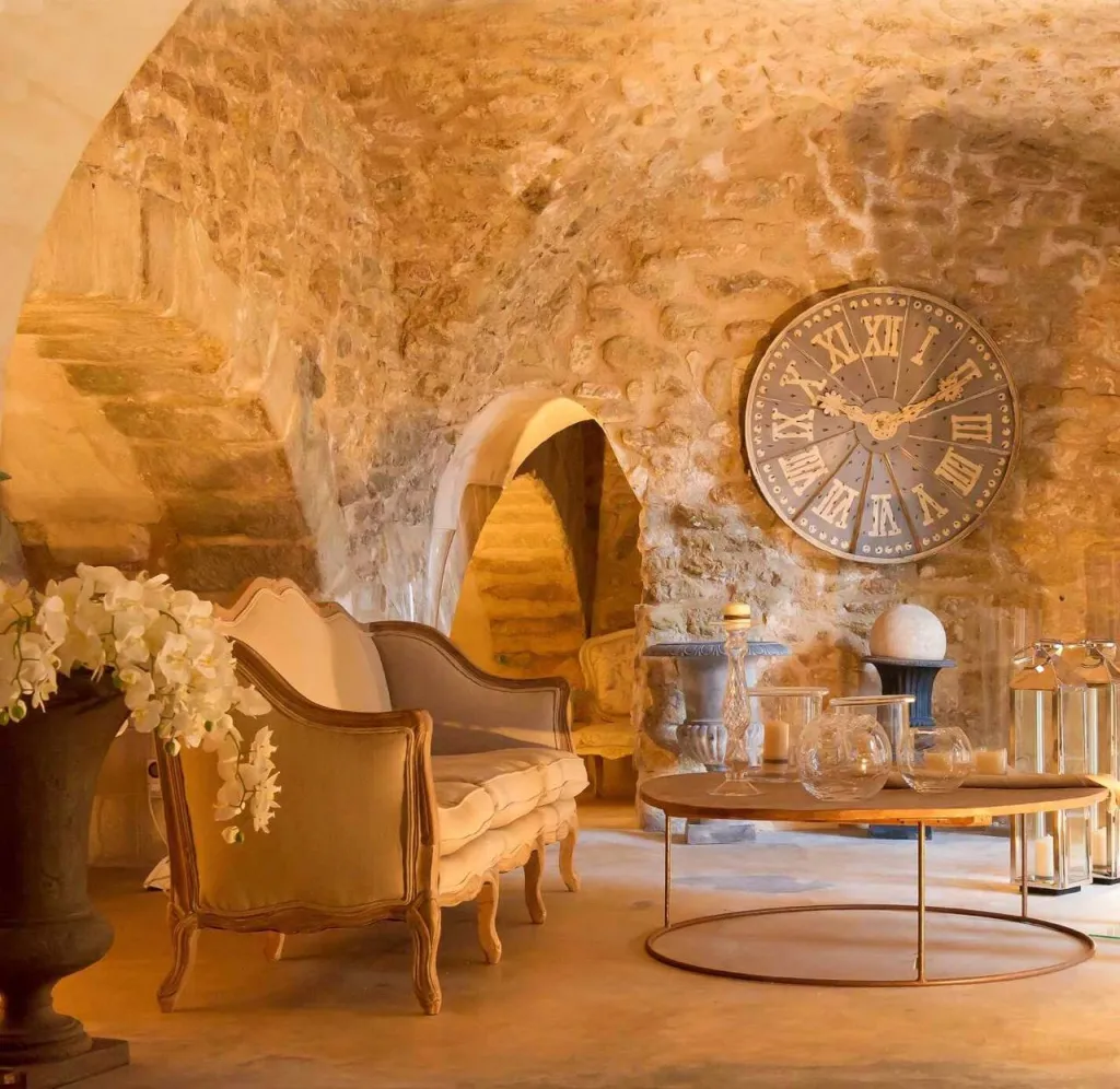 Sac Tod's, bougies Nobilis, bouquet Lou de Castellane chez Sacha Mode le Concept Store du Luberon