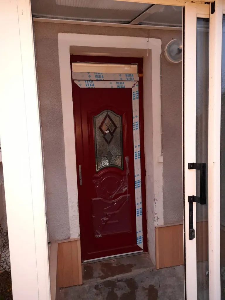 Installation d’une porte d’entrée en PVC avec vitrage décoratif à Villeurbanne 