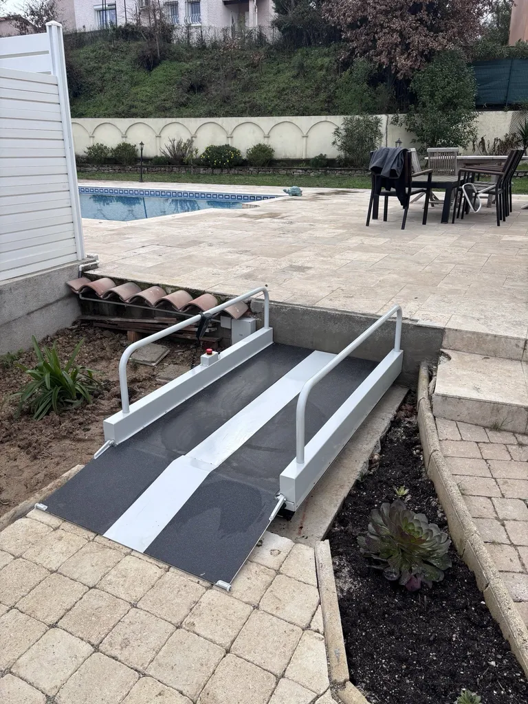 Le volet de cette plateforme Lehner Liftboy2 facilite la jonction entre la plateforme et le cheminement dans ce jardin à Fréjus