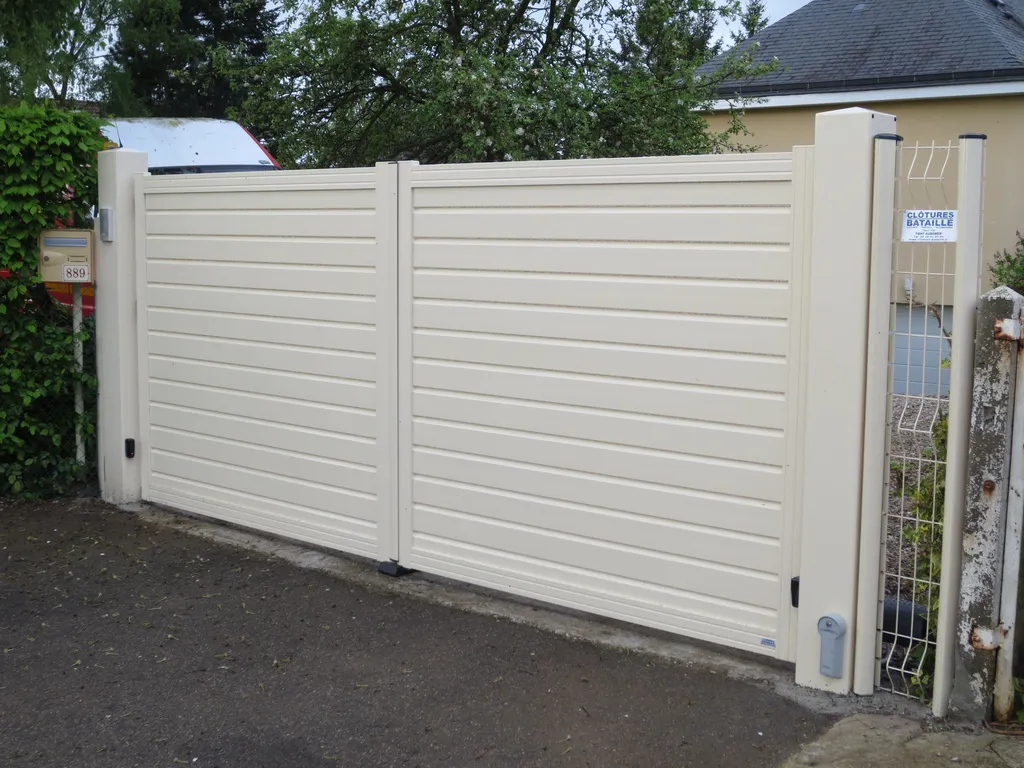 Installation de Portail automatisé en PVC à battants, Portillon coordonné et Clôtures de jardin à Beuzeville dans l’Eure 27 et ses Alentours