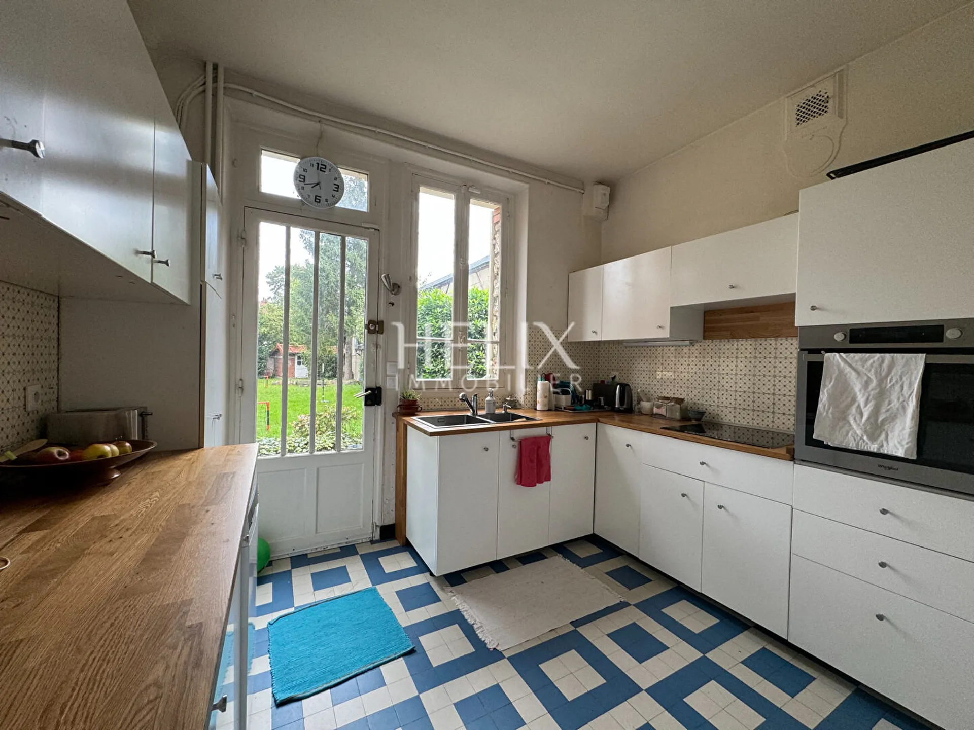 Charmante propriété bourgeoise sur trois niveaux  donnant sur un agréable jardin arboré clos de murs de pierre naturelle d'environ 350 M².