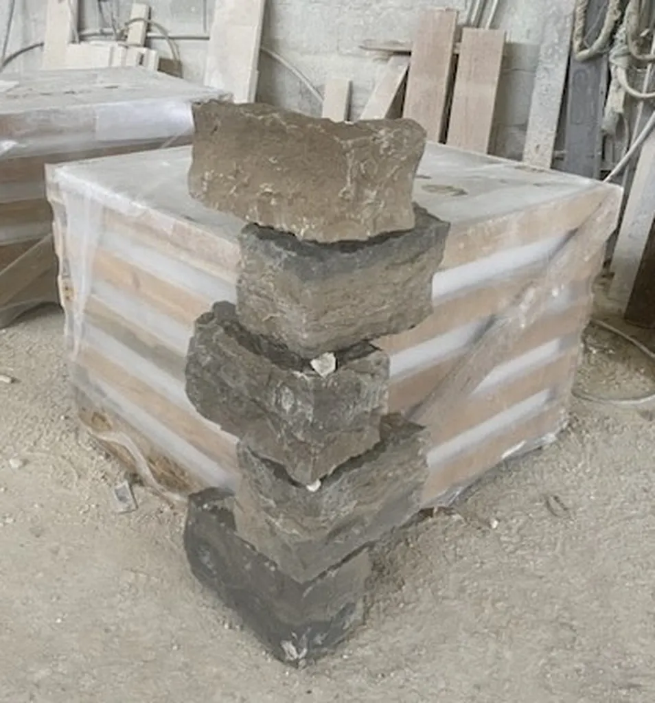 Angle parement massif faces naturelles en pierre de Dordogne Montagnac gris