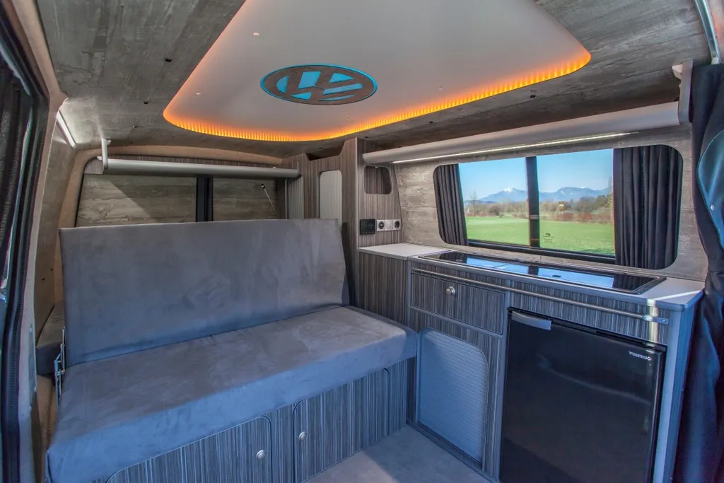Aménagement intérieur sur-mesure VW Transporter T6 L1H1 avec plafonnier signature logo VW rétroéclairé à Paris et en Île-de-France