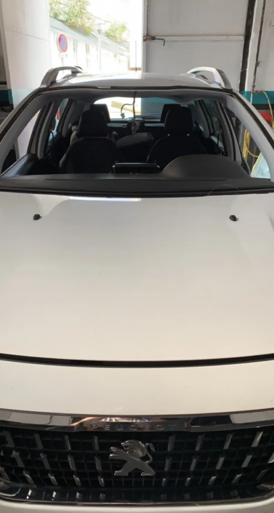 Changement de pare-brise fissuré sur Peugeot 2008 à Marseille 13012 avec franchise offerte et 150 € en prime