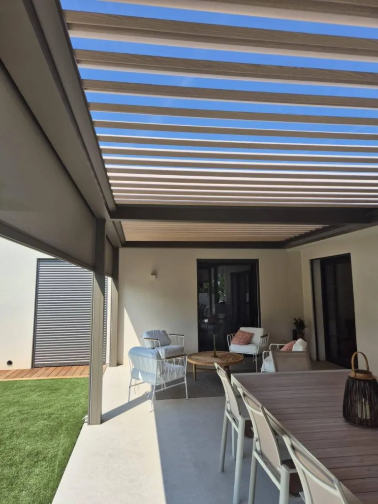 Pergola Camargue avec store latéral Fixscreen intégré près d’Aix-en-Provence