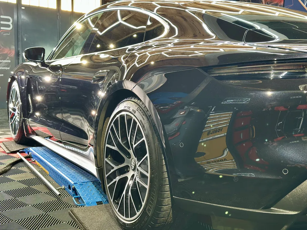 detailing lyon spécialiste Porsche Taycan