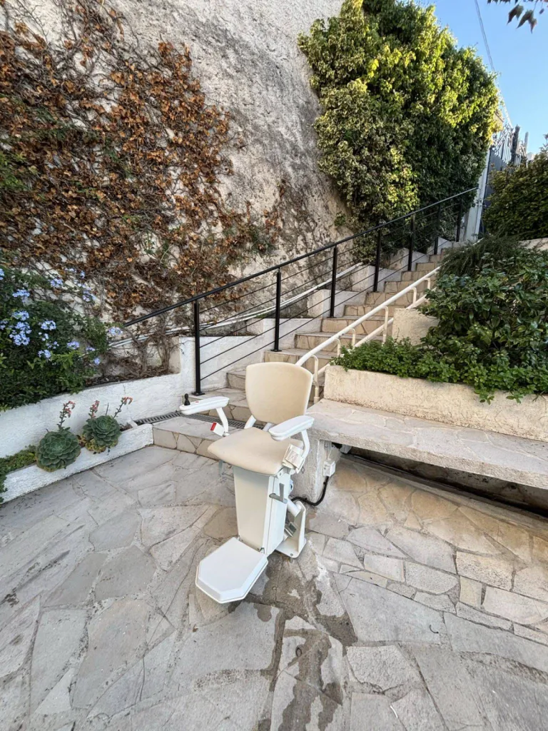 Le choix des coloris permet de s'insérer dans son environnement pour ce fauteuil monte escalier OTOLIFT TWO spécifique pour l'extérieur installé à Marseille dans un escalier tournant