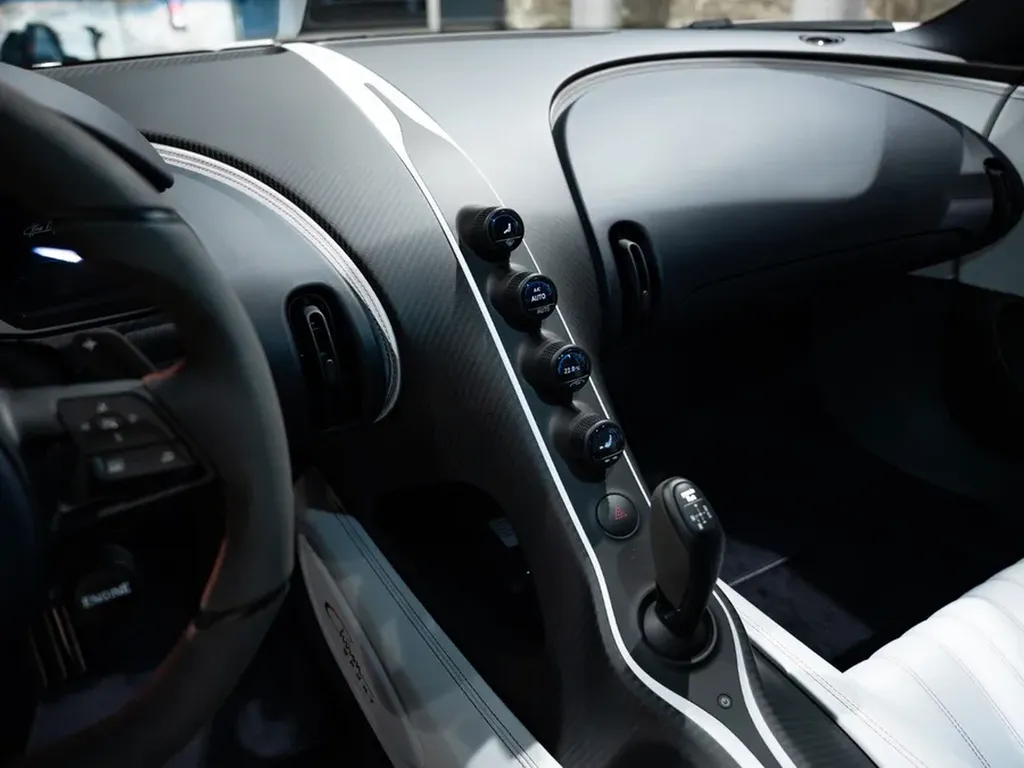 Console centrale carbone Bugatti Chiron Sport – cockpit hypercar à Bordeaux