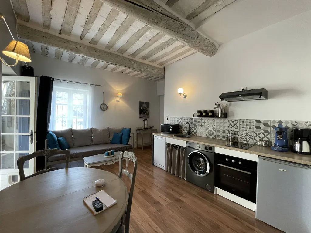 authentique mas rénové au coeur de la campagne pernoise   