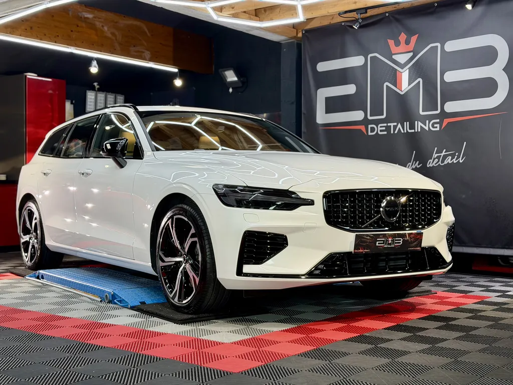 Rénovation carrosserie et traitement céramique Volvo V60 à Brindas près de Lyon Ouest avec polissage professionnel haut de gamme