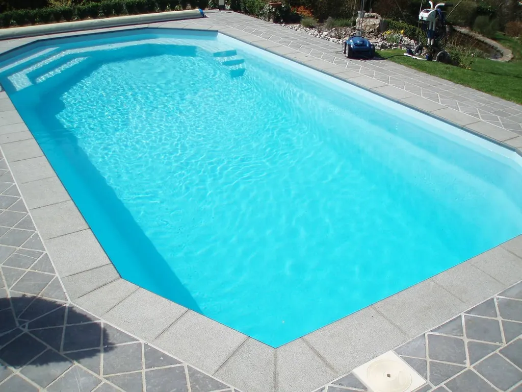 Piscine terrasse avec jardin et margelle