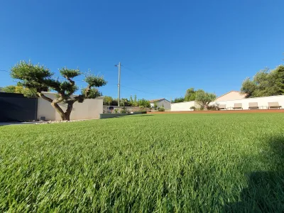 Création d'un joli jardin en gazon synthétique sur les Angles (Gard)