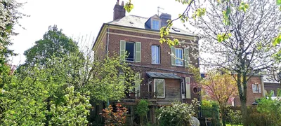 A vendre, dans le centre de LISIEUX (14100), élégante maison de maître de 1860 avec dépendance et jardin