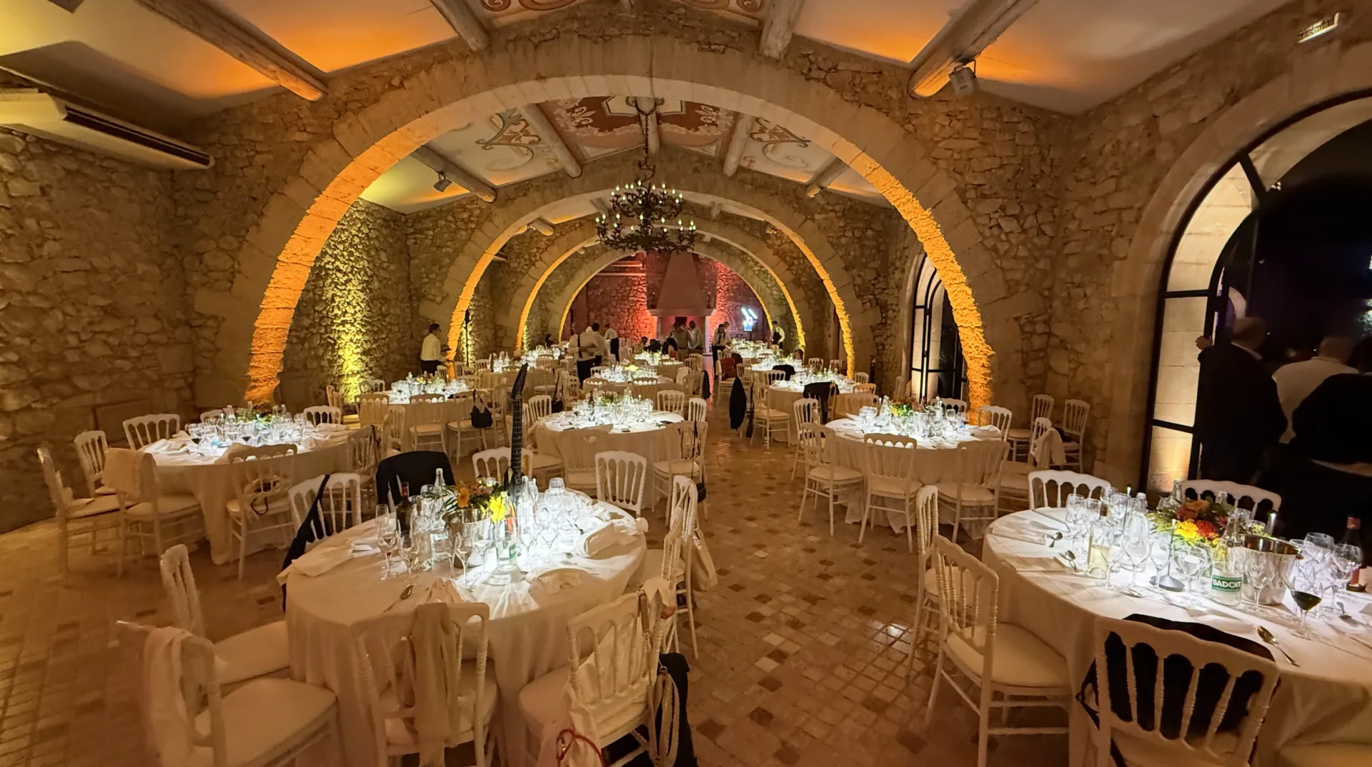 location de matériel sonorisation éclairage audiovisuel podiums pupitre structures scène à Saint cyr dans le Var