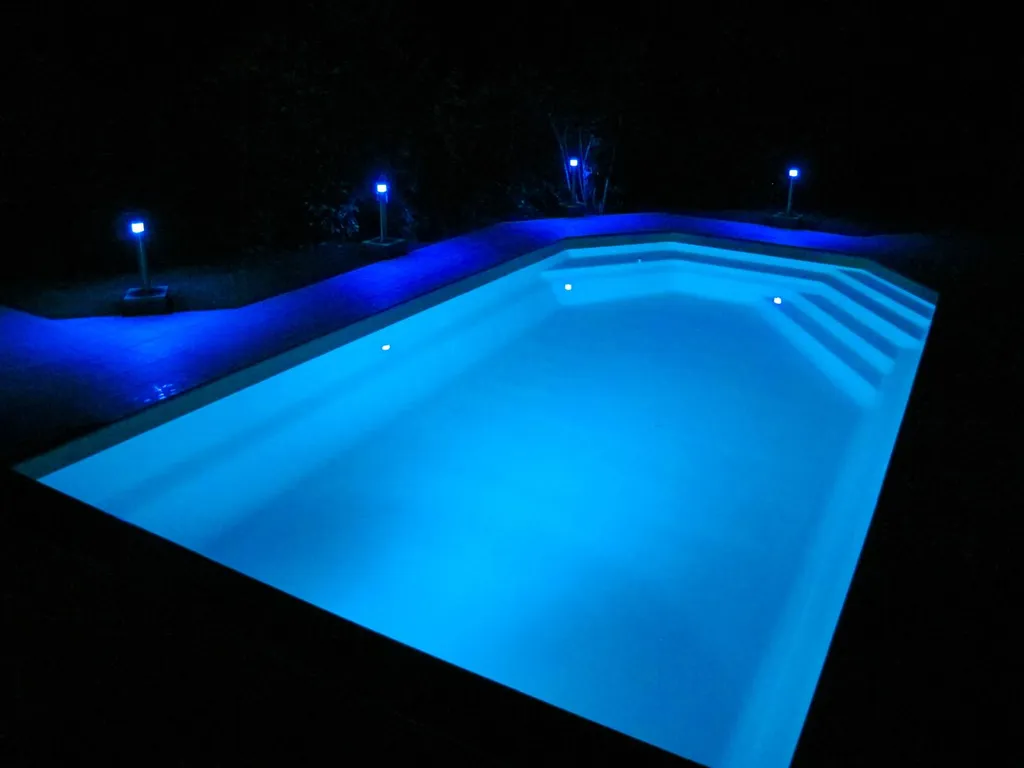 piscine vue de nuit avec lumières