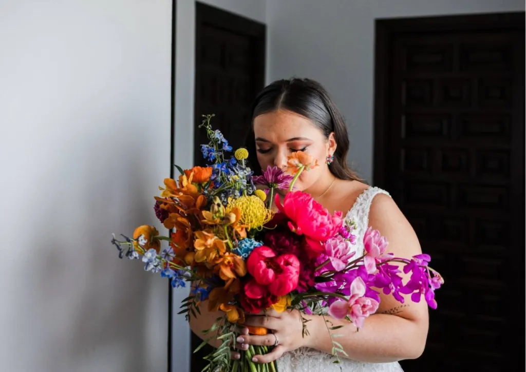 Décoration florale colorée pour un mariage élégant à Bordeaux en Nouvelle Aquitaine en 2026