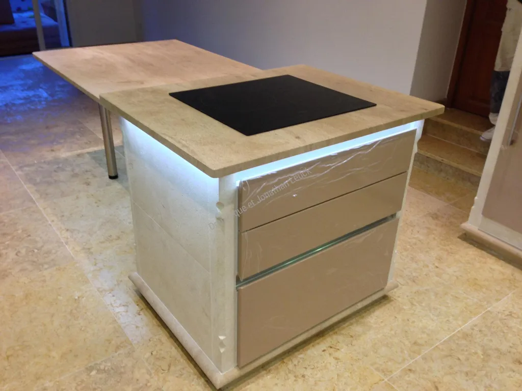 Ilot central avec plaque de cuisson encastré