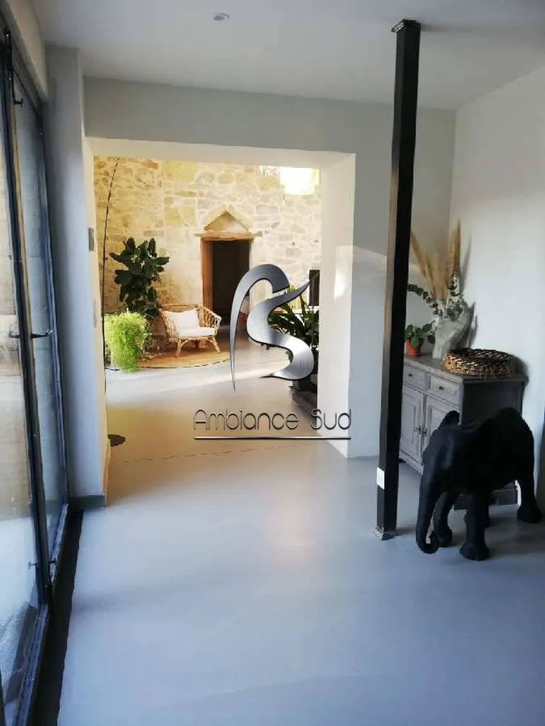 SOL EN BÉTON CIRÉ COULE AVEC UNE CHAPE MINCE FIBRE TEINTE A MARTIGUES 13