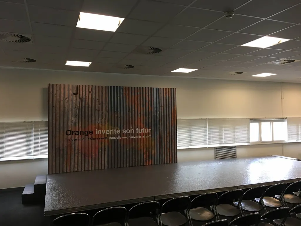 Location de chaise et mise en place d’une scène pour Orange à Lyon 3