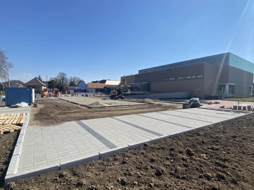 Parking en pavé du gymnase de la ville de Holtzheim, près de Strasbourg CLK 