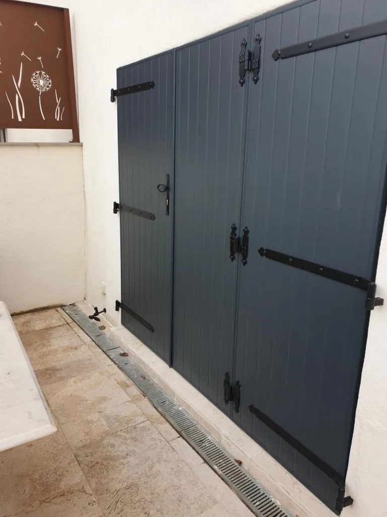 Installation de volet battant de couleur en aluminium à Denicé dans le Beaujolais