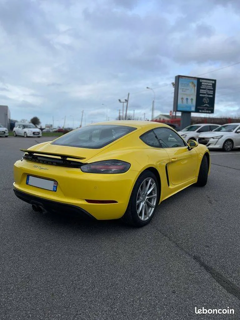 Porsche 718 Cayman jaune d'occasion dans un garage proche de Rouen