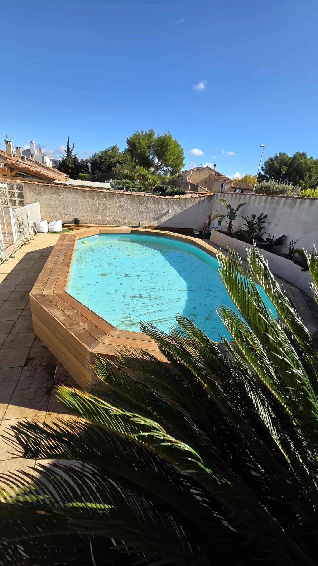Réalisation d'un habillage de piscine hors sol en bois exotique Itauba aux Pennes-Mirabeau (13)