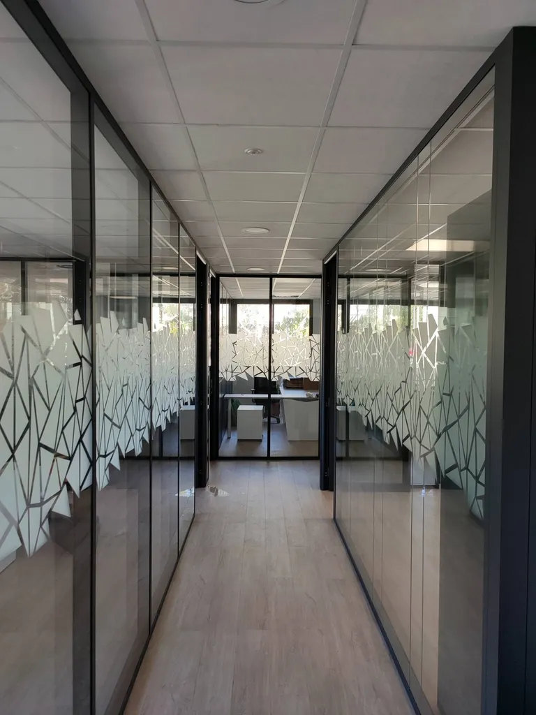 Vitrophanie sur cloisons vitrées de bureaux à Aubagne