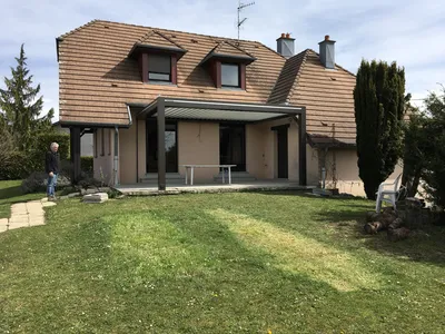 A SEVENANS 90400 Pergola bioclimatique à lames orientables 130°, robuste, élégante, coloris brun, idéale pour votre extérieur à Sevenans 90400