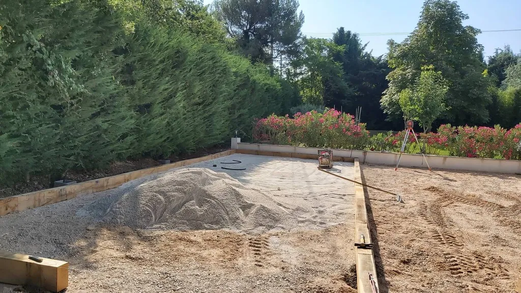 Construction d'un terrain de pétanque à Auriol près d'Aubagne par une entreprise de terrassement