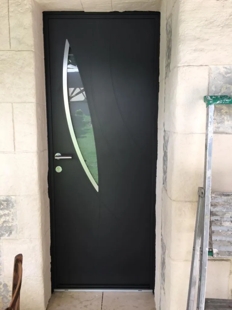 Installation d’une porte d’entrée aluminium noire moderne à Tresses