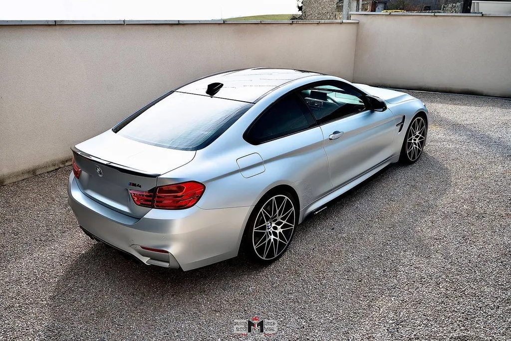 Remise à neuf de la carrosserie d'une BMW M4 à Lyon