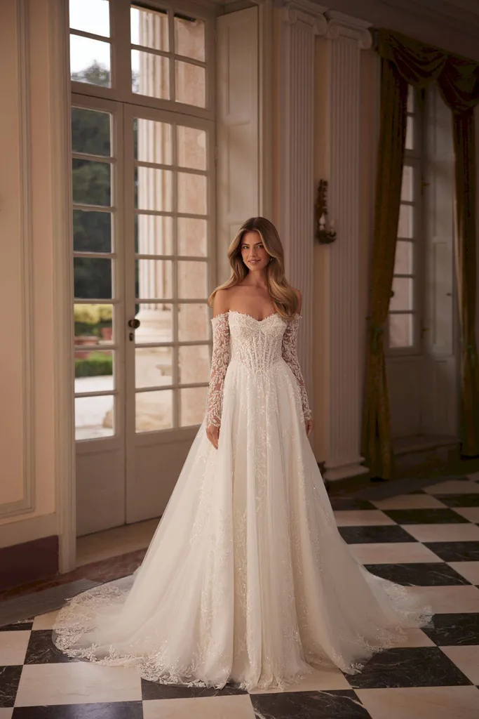 Robe de mariée petite princesse bustier à Marseille centre-ville