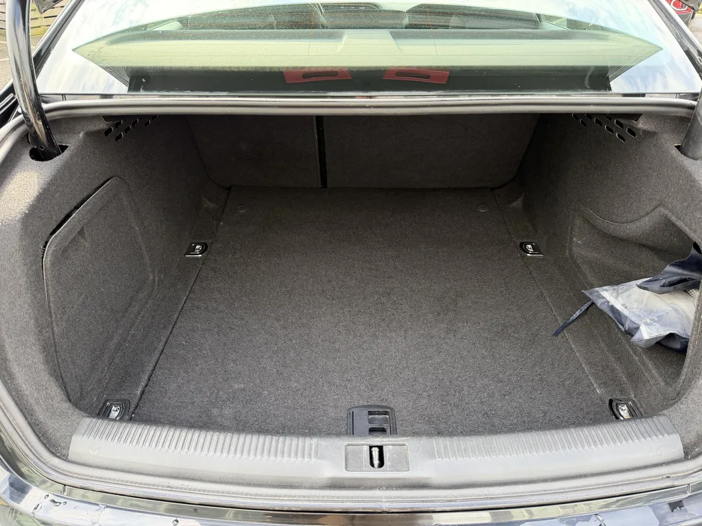 Audi A4 d'occasion à La Frénaye : Berline Diesel Business Line garantie chez Caudebec Automobiles proche Le Havre et Rouen (76)