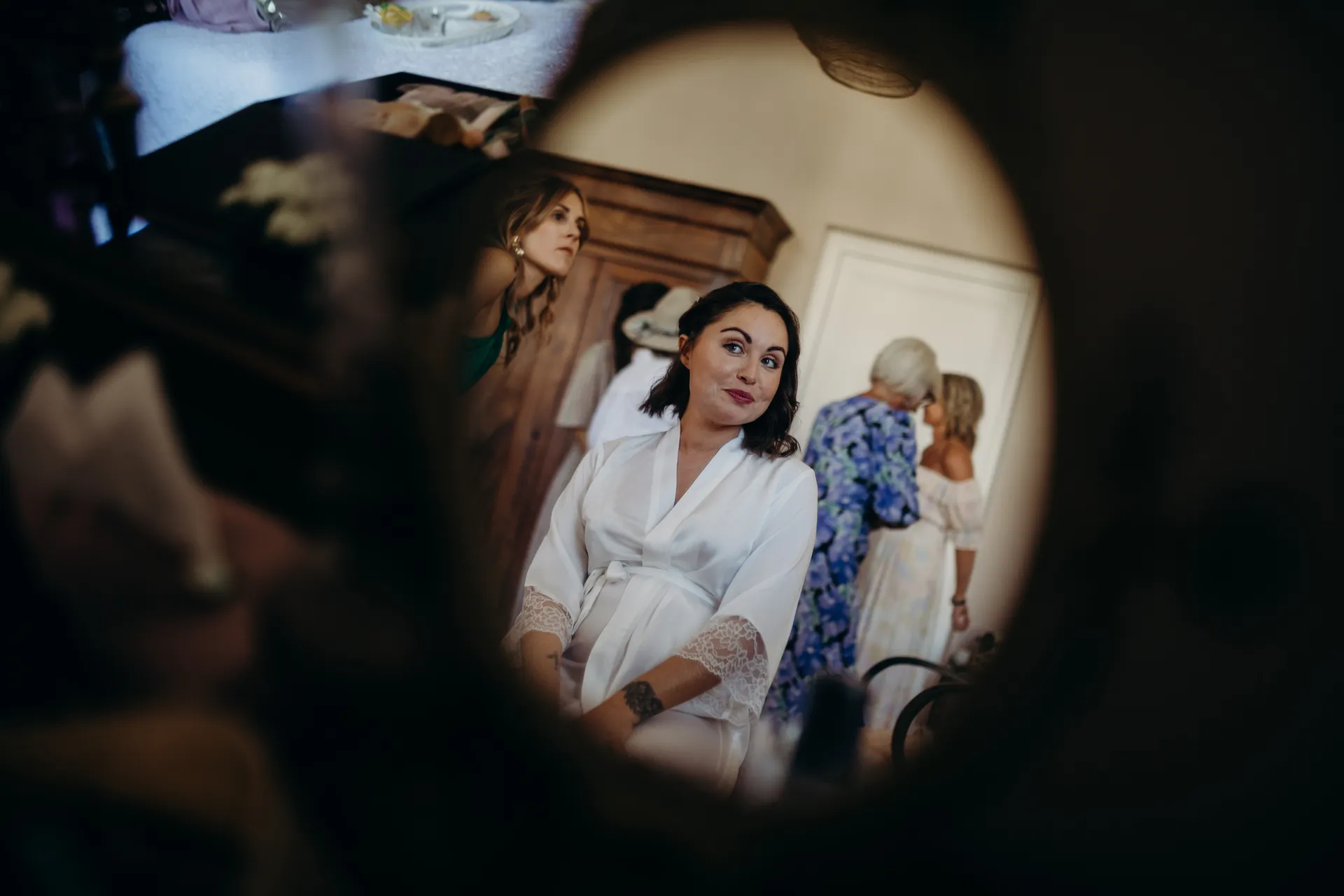 Quelle coiffure de mariée choisir quand on a les cheveux courts ? Les conseils de vos wedding planner en Gironde et Dordogne - Crédit photo Claraly Studio