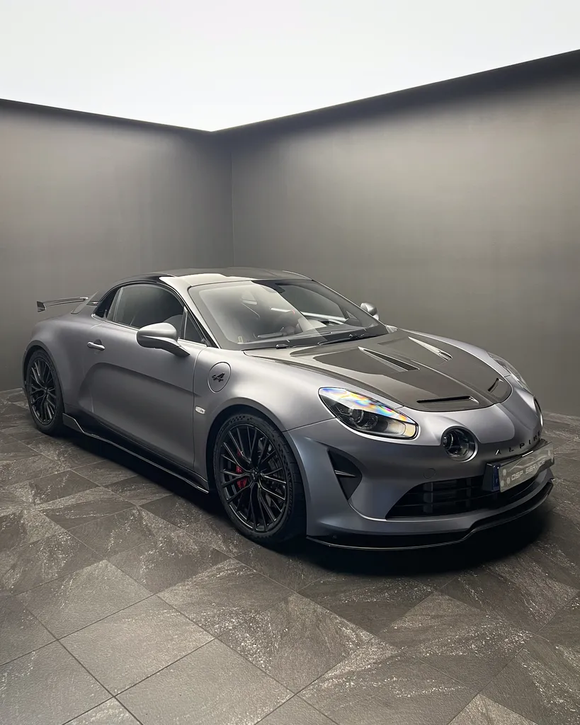 Révéler son Alpine A110 R avec une préparation complète à la vente grâce à l'expertise de DSP Service Le Mans en detailing automobile