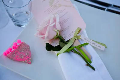 Mariage sur le thème de la Rose pour une réception de luxe dans le Lubéron en Provence près d'Apt