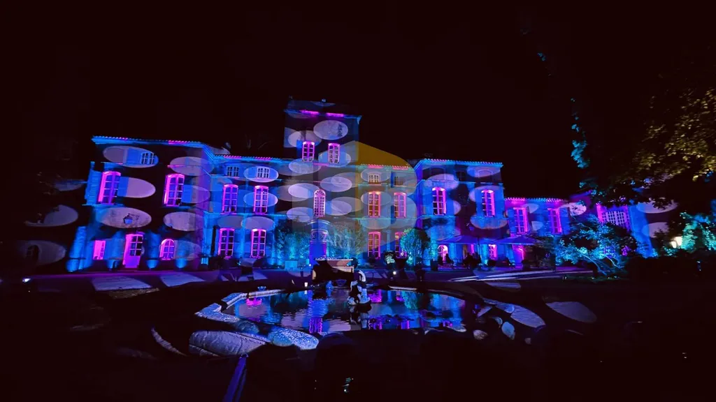 Mise en lumière avec matériel d'éclairage professionnel au Château de Barrenques dans le Vaucluse